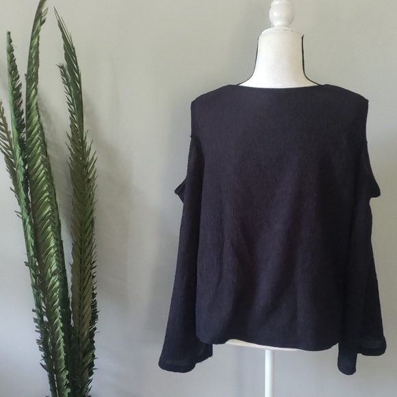 H&M black cold shoulder crinkle blouse - Picture 6 of 9